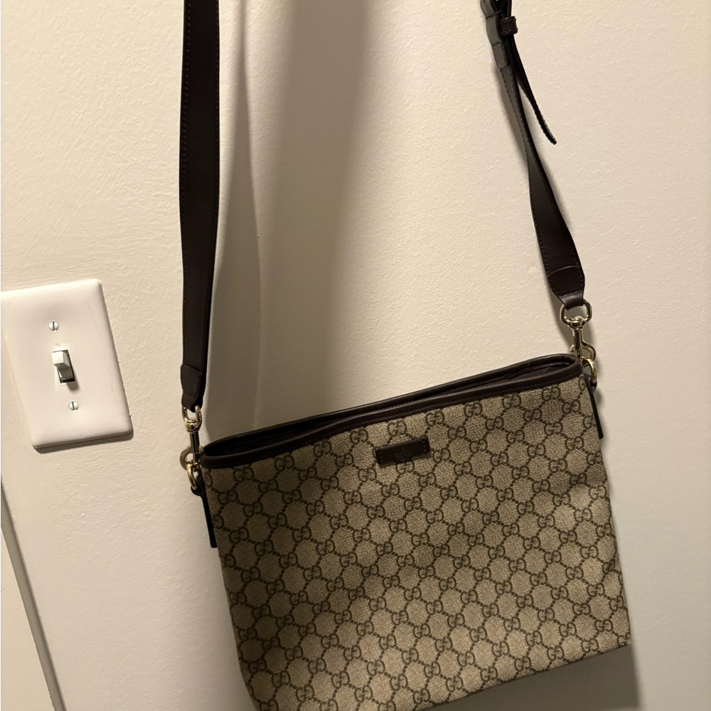 Gucci Beige GG Canvas Crossbody Bag with Black Trim - Picture 3 of 7
